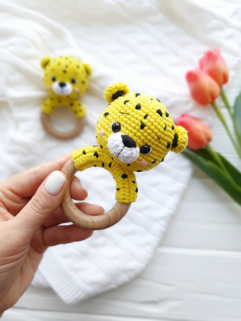 Leopard rattle
