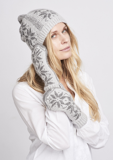 Nordic Mittens With Stars
