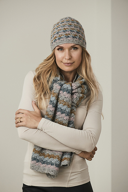 Crocheted hat with shell pattern
