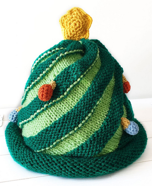 Ravelry Christmas tree beanie pattern by Federica Gatto