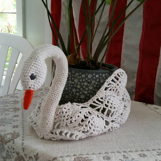 530 Crocheted Swan Centerpiece & Plant Holder