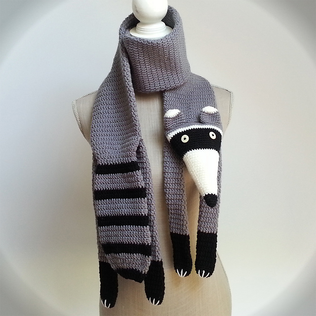 Mister Rakun the raccoon scarf