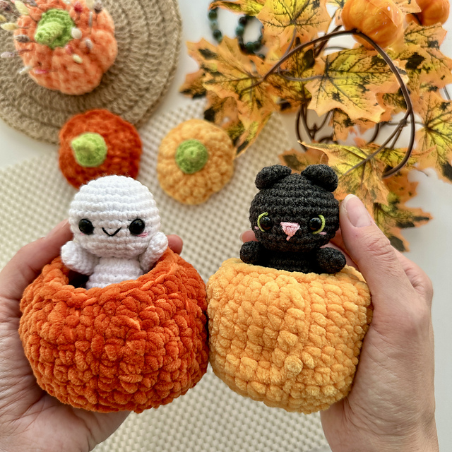 Ravelry: Black cat and ghost in pumpkin pattern by Julia Kor