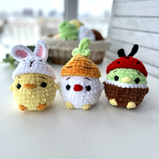 Chickens and ducklings easter