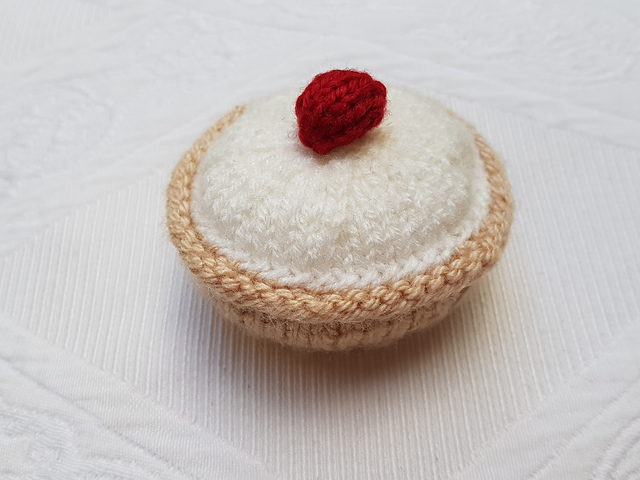 Knitted Bakewell Tart