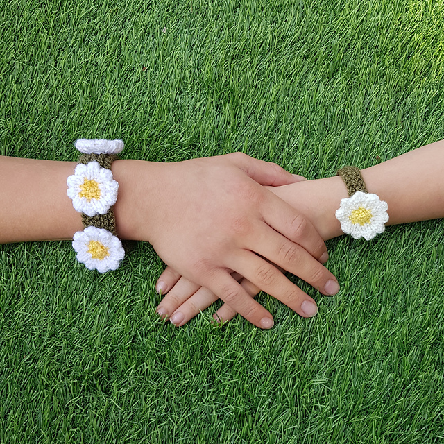 Knitted_Daisy_Bracelets_with_F