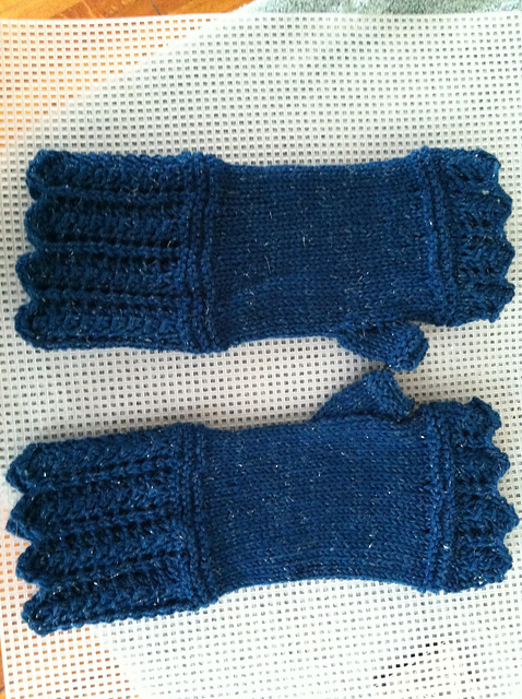 Chevron Reading Mitts