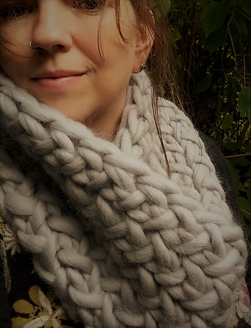 Criss Cross Cowl