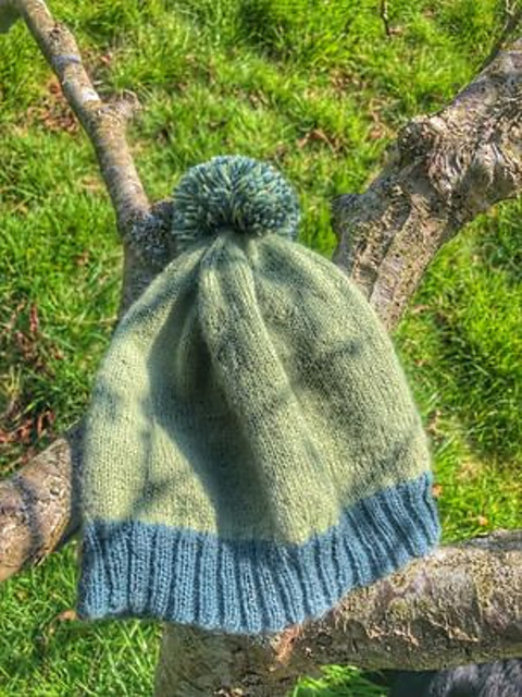 Ladies Simple 4 ply Bobble Hat