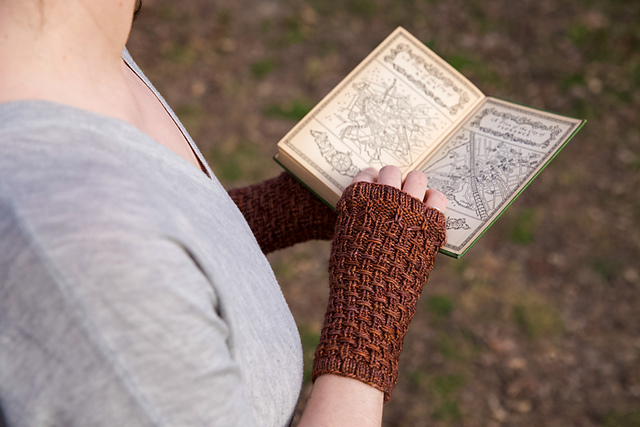 Gubbio Fingerless Mitts