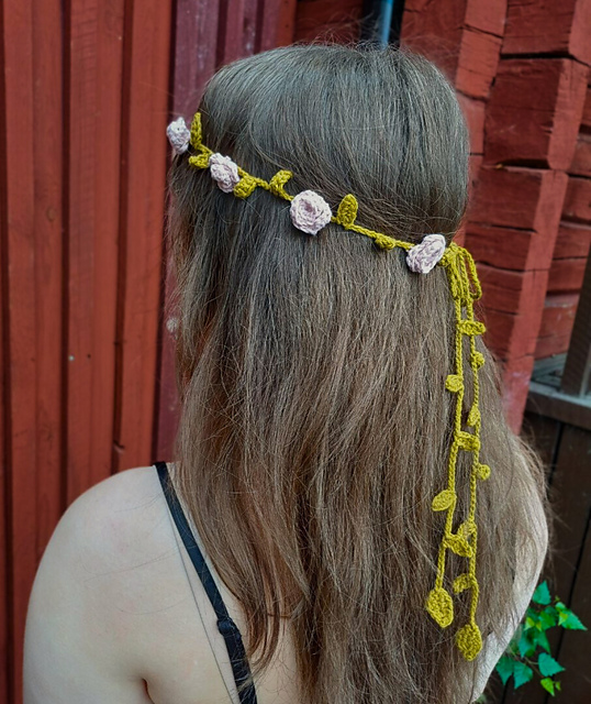Ravelry: Rose path - flower crown pattern by Mirka Saapunki