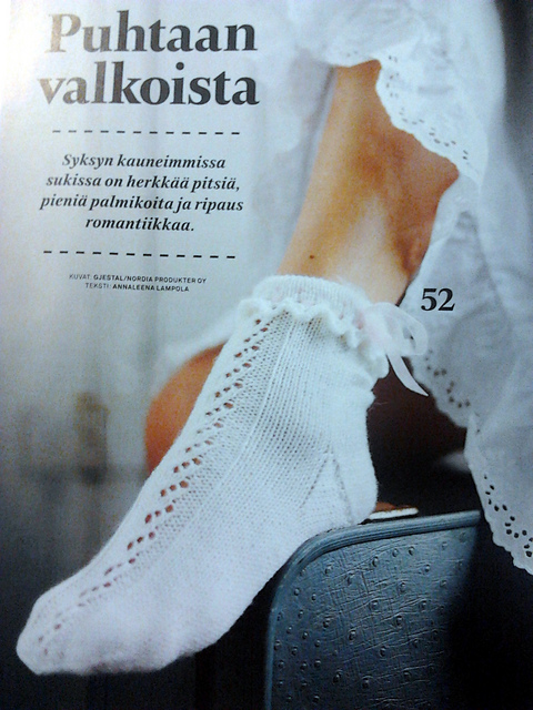 Valkoiset pitsineuleiset nilkkasukat