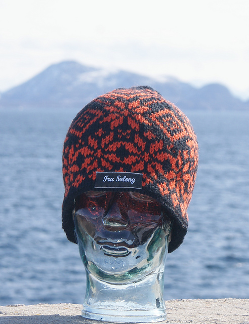 Sort og orange lue