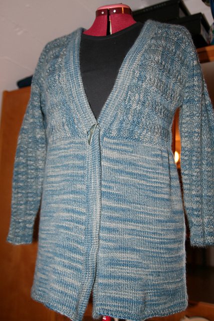 # 33 Jacke mit quergestrickter Zopfpasse