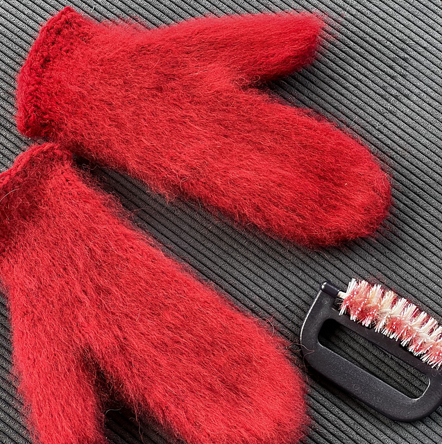 Elmo Mittens