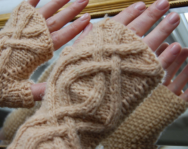 Cabled mittens