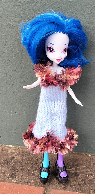 Bratz #056 Blue dress with fur edge