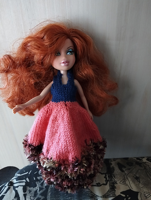 Bratz #071 Red/blue long dress with fur edge