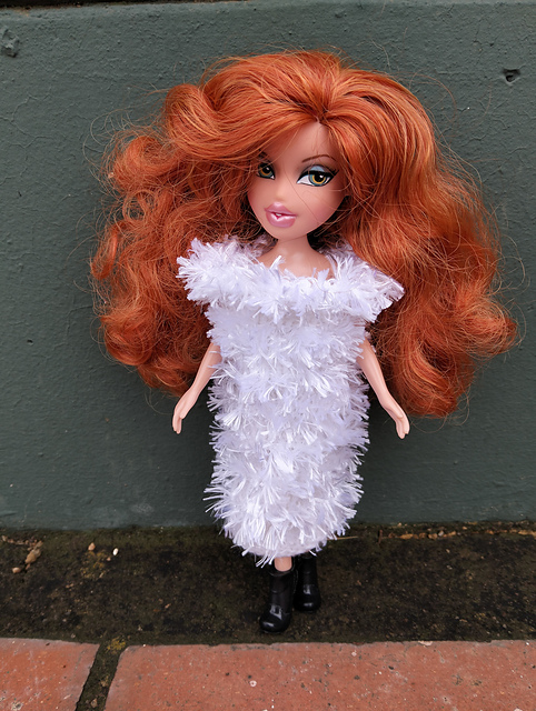 Bratz #021 White dress with fur stripes