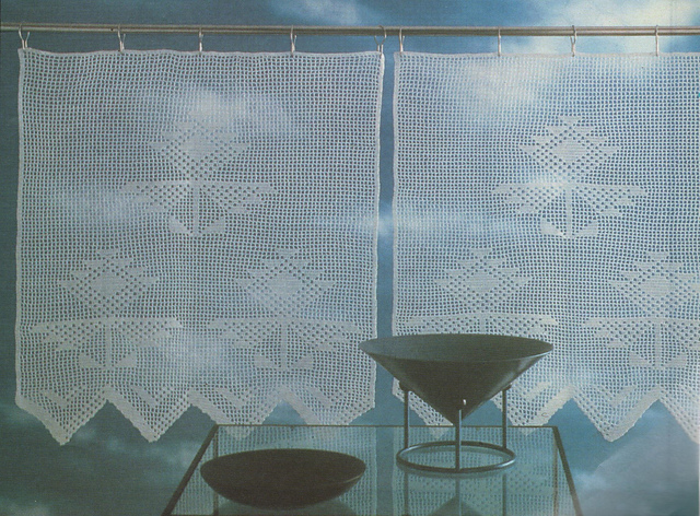 Curtain in filet crochet: 3 flowers