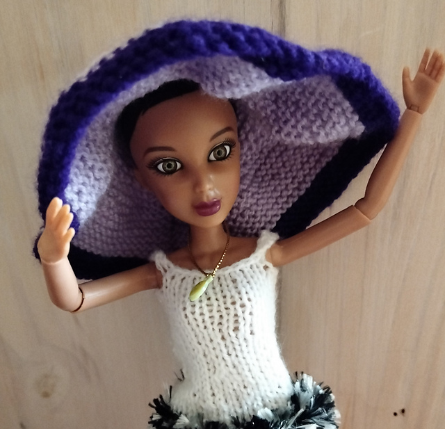 Bratz #049 Dress with stripes, hat and bag