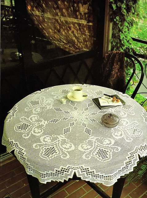Net stitch table cloth