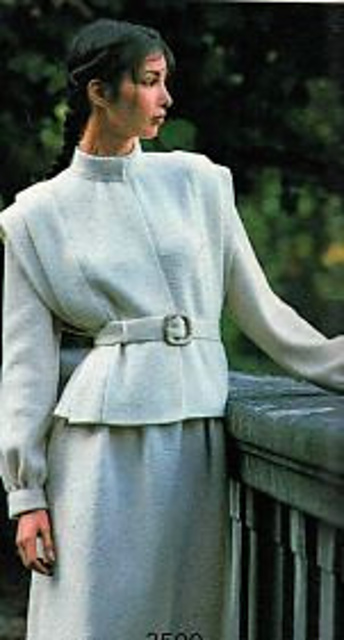 2590 Two piece suit with wide shoulders