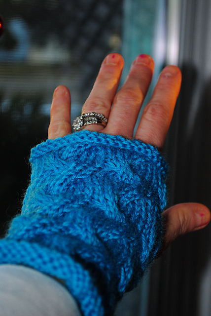 Blue waves cabled mitts