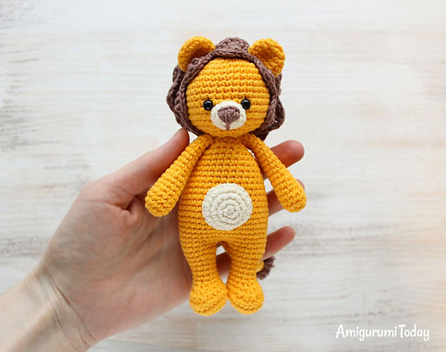 Cuddle Me Lion amigurumi