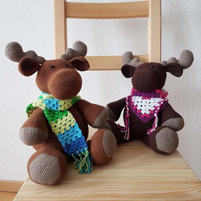 Søren, the giant Moose with scarf