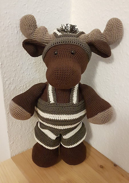 Pants and hat for Søren, the giant moose