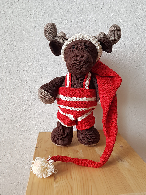 Christmas Hat for Søren, the giant Moose