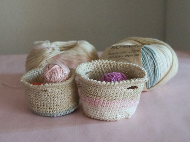 Miniature basket for amigurumi