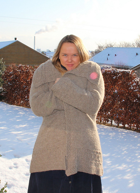 Coat with relief stitch borders