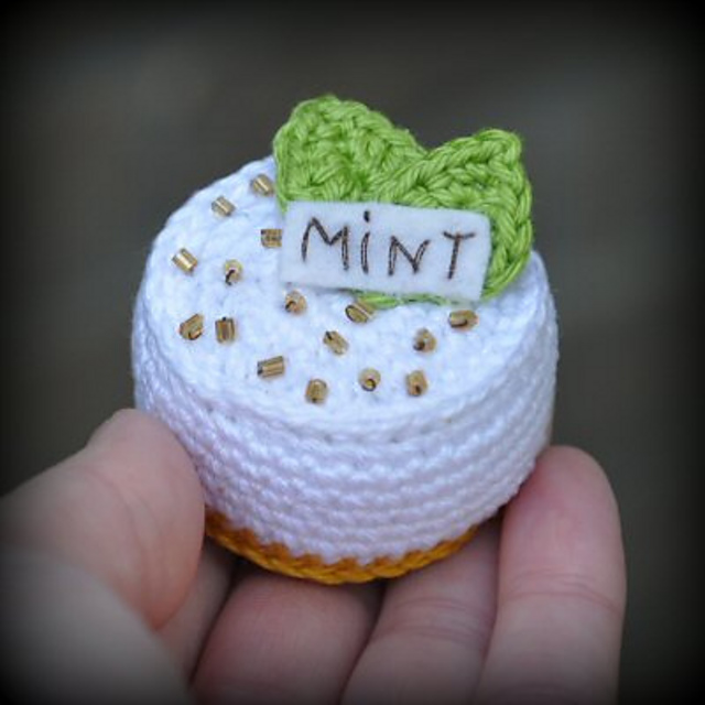 Mint cheesecake with biscuit base