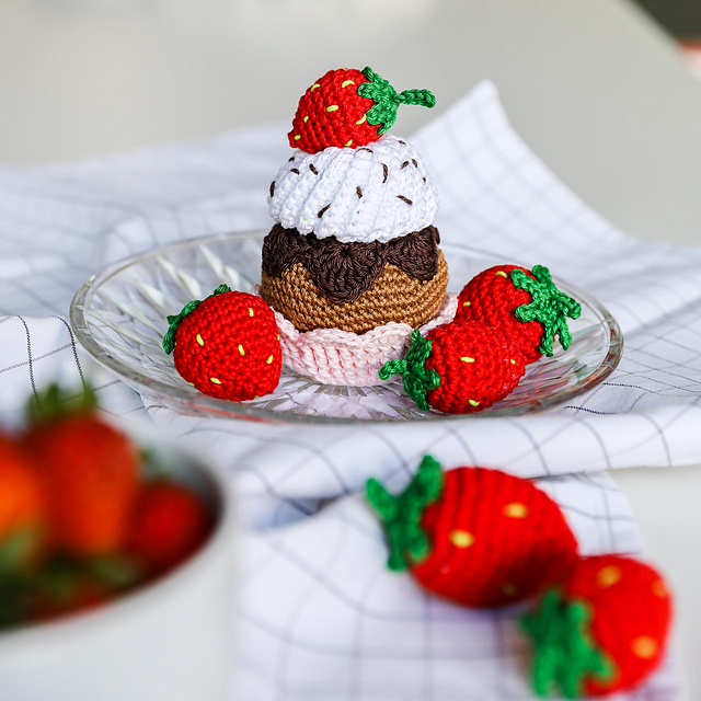 Amigurumi Erdbeeren und Erdbeer-Cupcakes