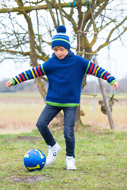 Kinderpulli mit gestreiften Ärmeln