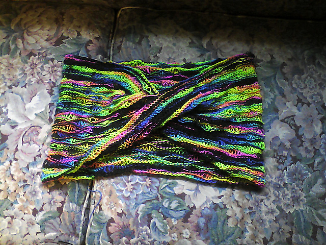 Drop stitch moebius cowl