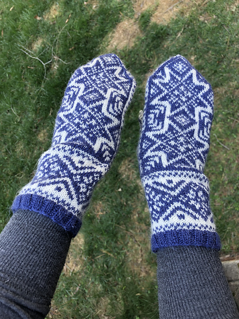 Midnight Stars Selbu Mittens