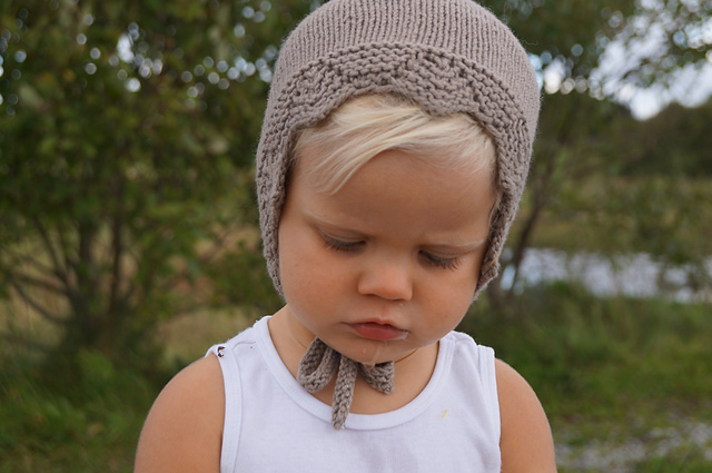 Eva bonnet with lace edge