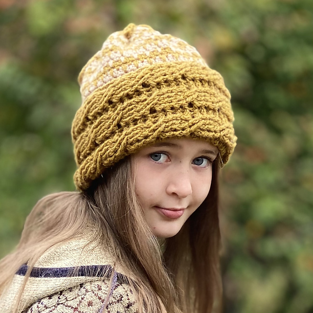 Amber cable hat-cowl