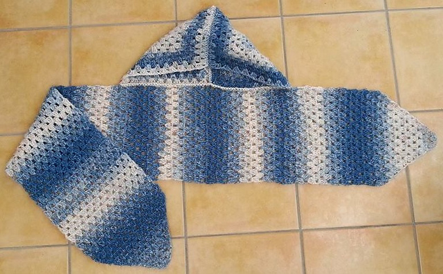 Kapuzen-Schal im Granny-Muster