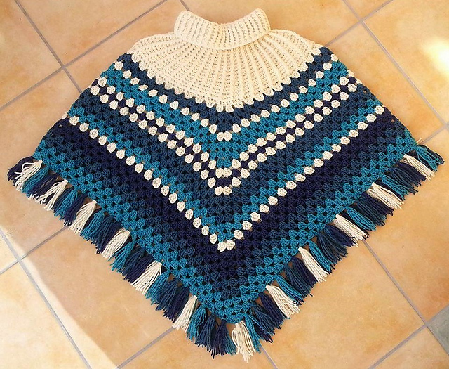 Rollkragen-Poncho