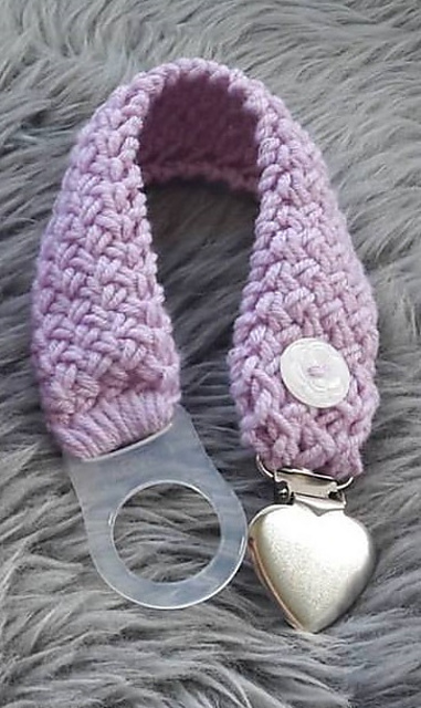 Kurvstrikk smokkesnor/basket knit pacifier chain