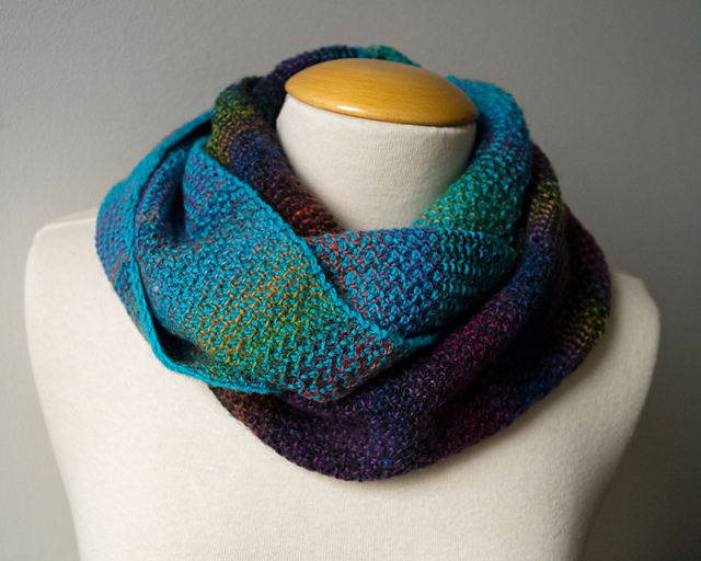 Reversible multicolor cowl