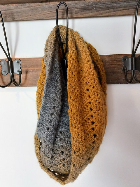 Peephole Chevron Cowl