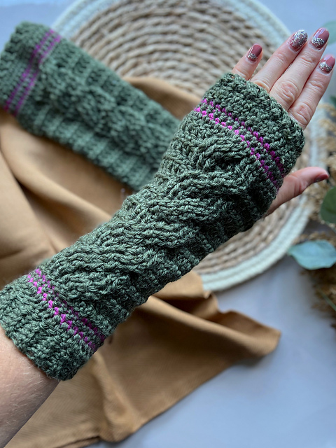 Orchard Cabled Mitts
