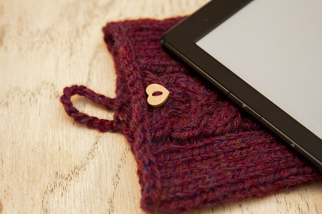 cabled kindle cosy
