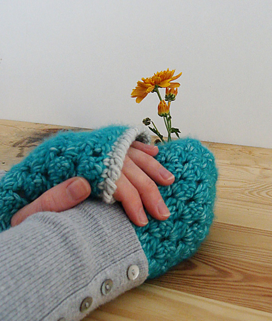 Bobble stitch wrist warmers