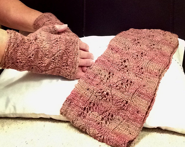 Wandering Waves Mitts